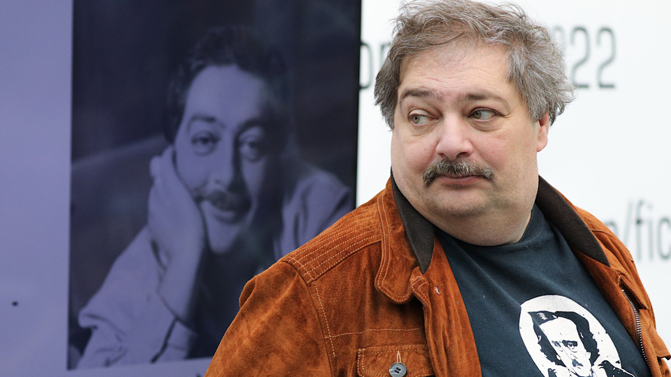 Dmitry Bykov, scrittore e giornalista russo, rischia sette anni di carcere per le critiche alla guerra in Ucraina