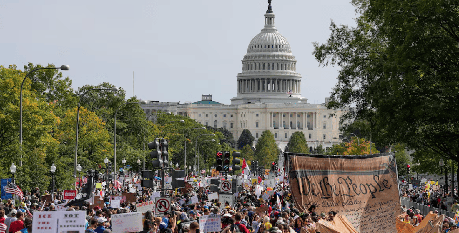 Milioni di americani in piazza contro Trump: “No Kings”, il popolo rifiuta i deliri dittatoriali della Casa Bianca
