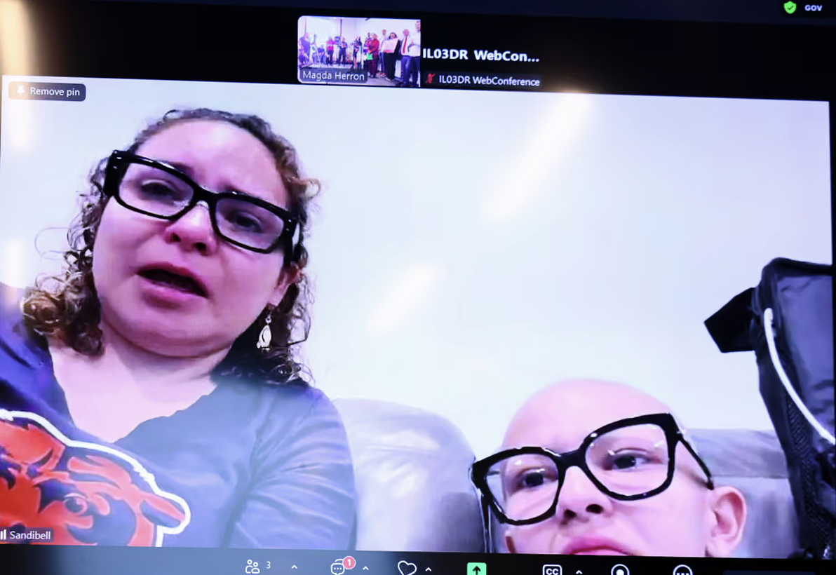 Gli sgherri di Trump arrestano un migrante con la figlia malata di cancro: il giudice decreta che è illegale