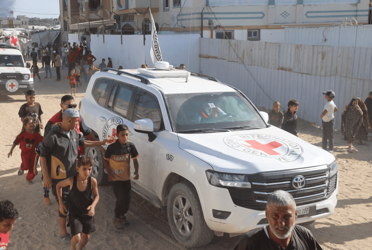 La Croce Rossa accompagna Hamas nella ricerca dei corpi degli ostaggi israeliani a Gaza