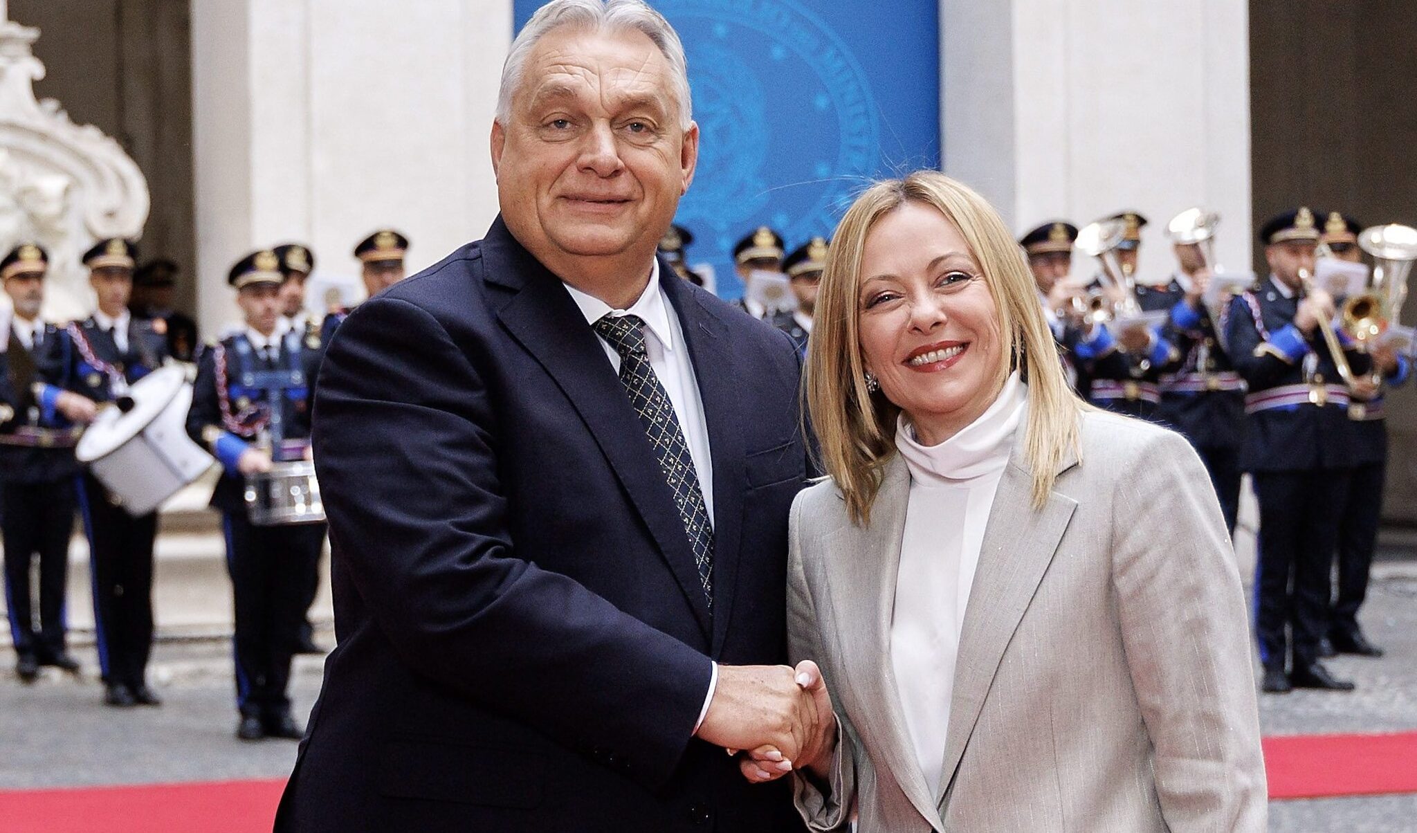 L’abbraccio tossico tra Meloni e Orbán: patrioti di cartone, vassalli dei potenti