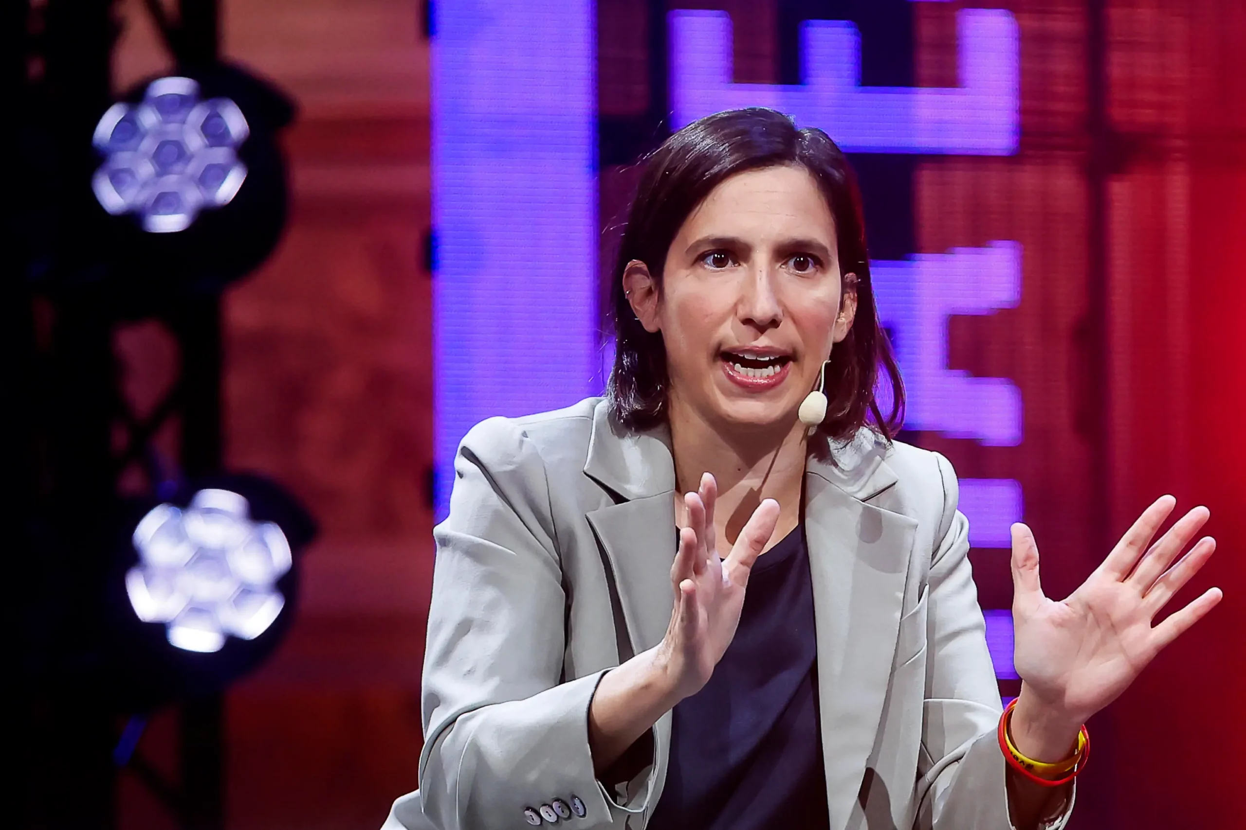 Schlein accusa: "In Italia l’estrema destra al governo mette a rischio libertà e democrazia"