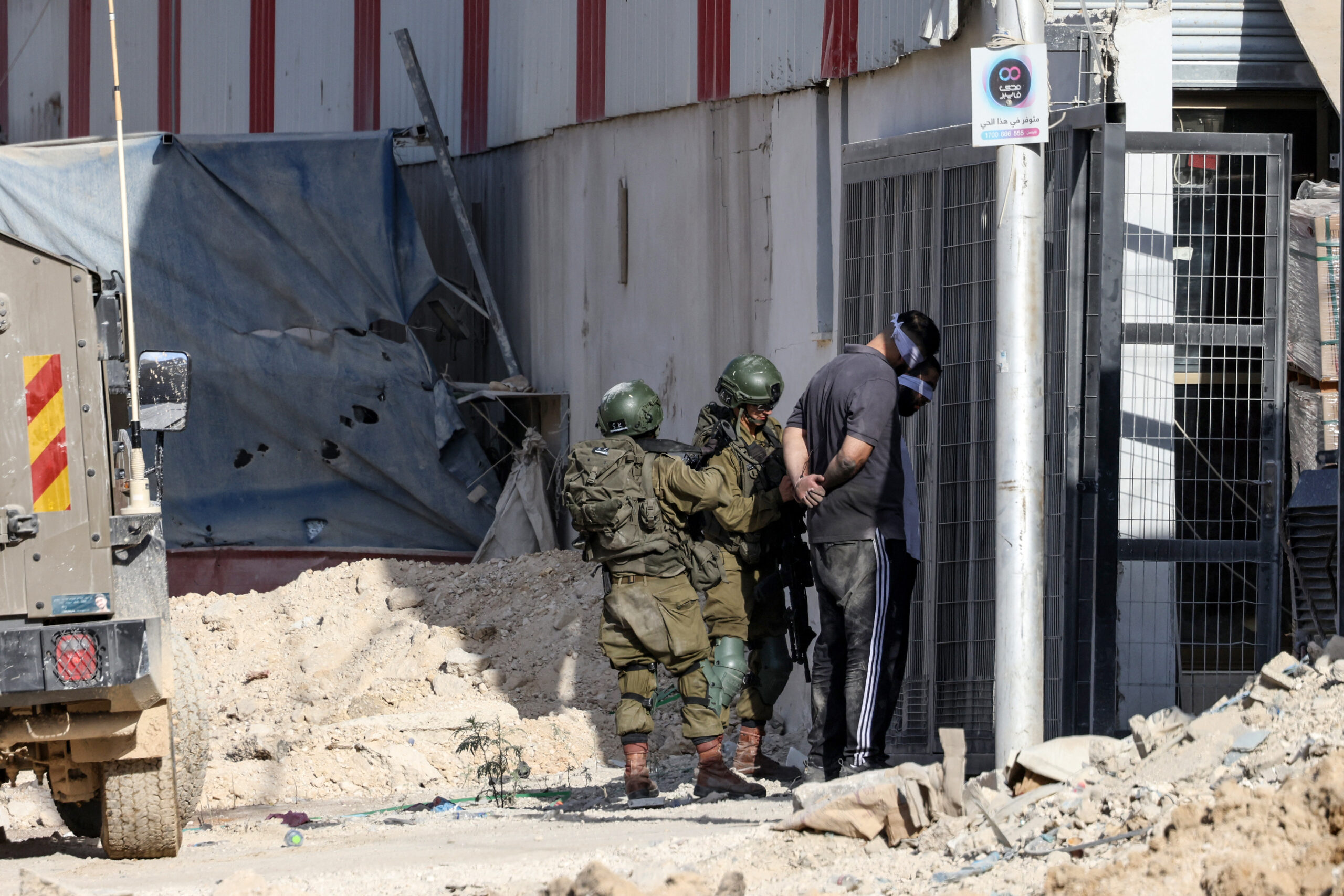 Le forze israeliane sradicano decine di ulivi a Beit Ur al-Fawqa, a ovest di Ramallah