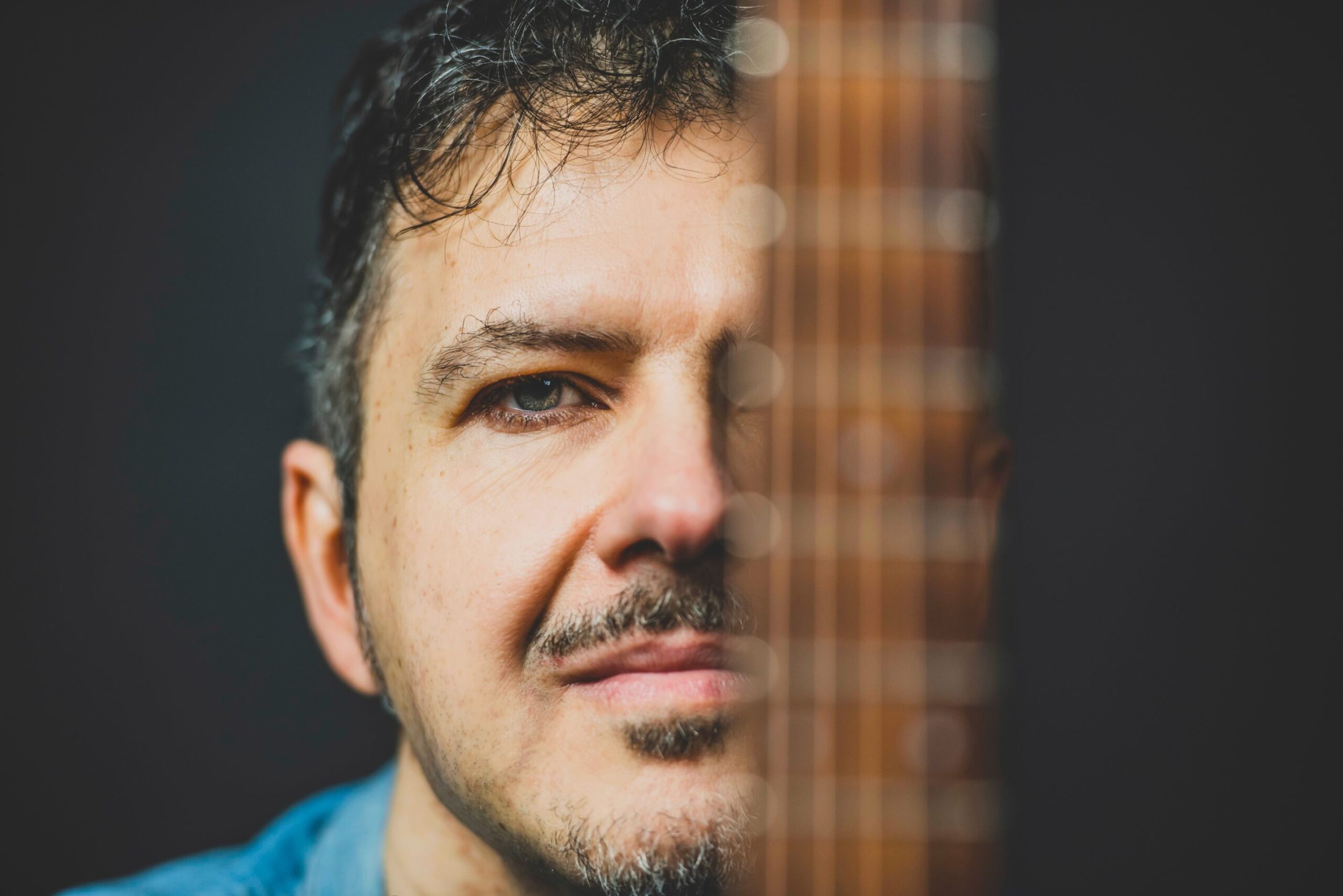 Dal Salento Luigi Mariano porta in scena la canzone d’autore e qualche cover, tra Springsteen e Gaber