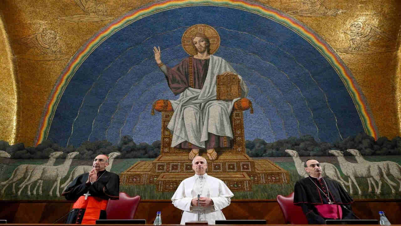 Papa Leone XIV denuncia il pregiudizio anticulturale nella Chiesa e richiama all’urgenza di formazione seria e rigorosa