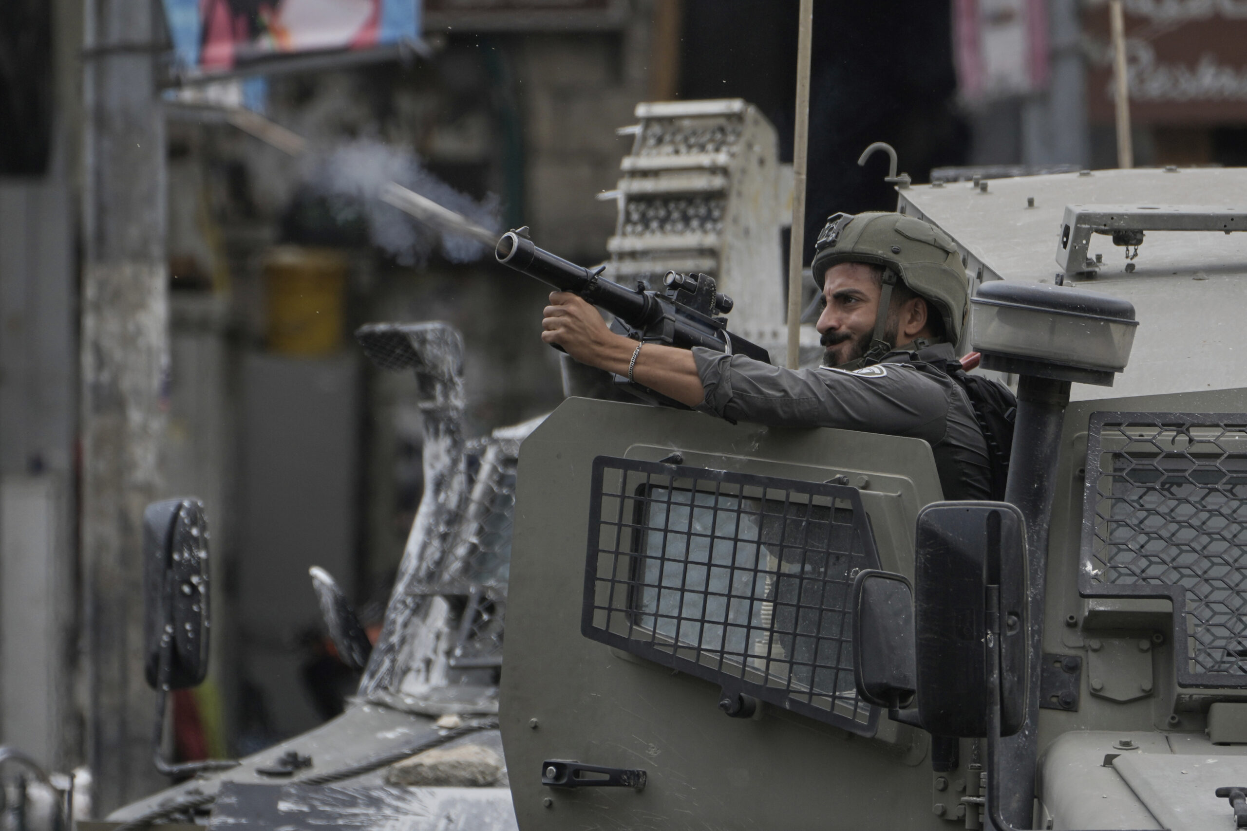 Gaza, l’esercito israeliano uccide due palestinesi nonostante la tregua: nuovi raid a est di Gaza City