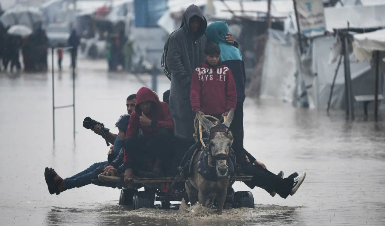 A Gaza morte di freddo 25 persone, tra loro 6 bambini: palestinesi abbandonati e lasciati senza aiuti