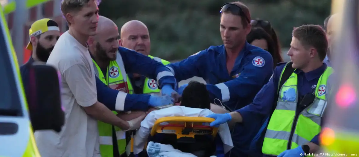 Sidney, dieci morti alla festa ebraica della Hanukkah: attentatori sparano sulla gente in spiaggia