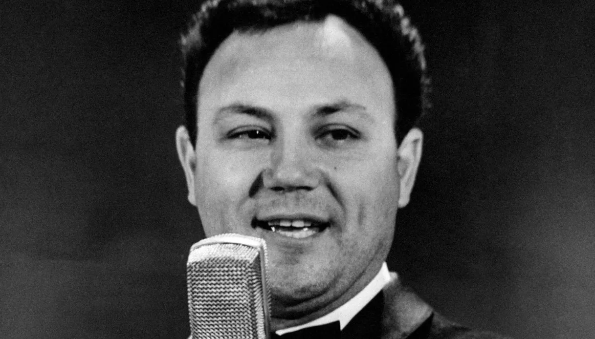 Claudio Villa su un francobollo per il centenario della nascita