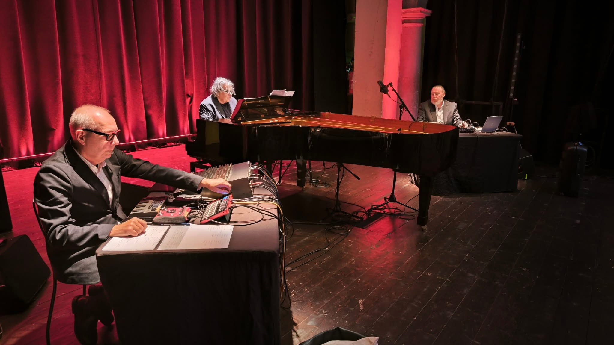 La musica senza tempo di Maurizio Marsico e Mauro Tondini evocando John Cage e Prince