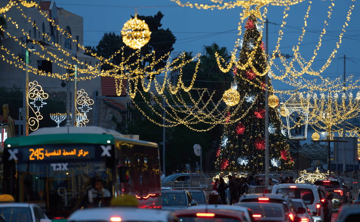 Israele: la polizia irrompe in una festa privata e arresta un palestinese perch&eacute; vestito da Babbo Natale