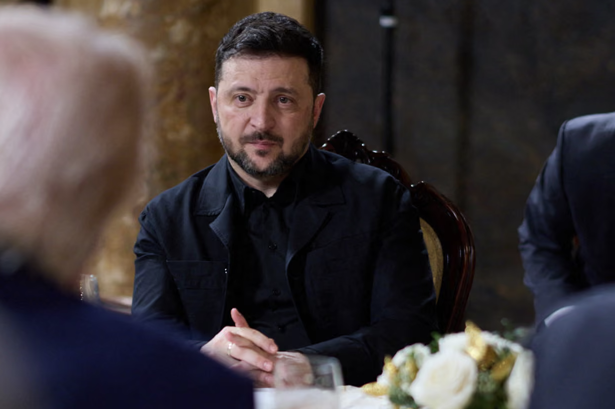 Zelensky accusa Mosca di sabotare i negoziati e preparare attacchi contro Kiev inventando pretesti