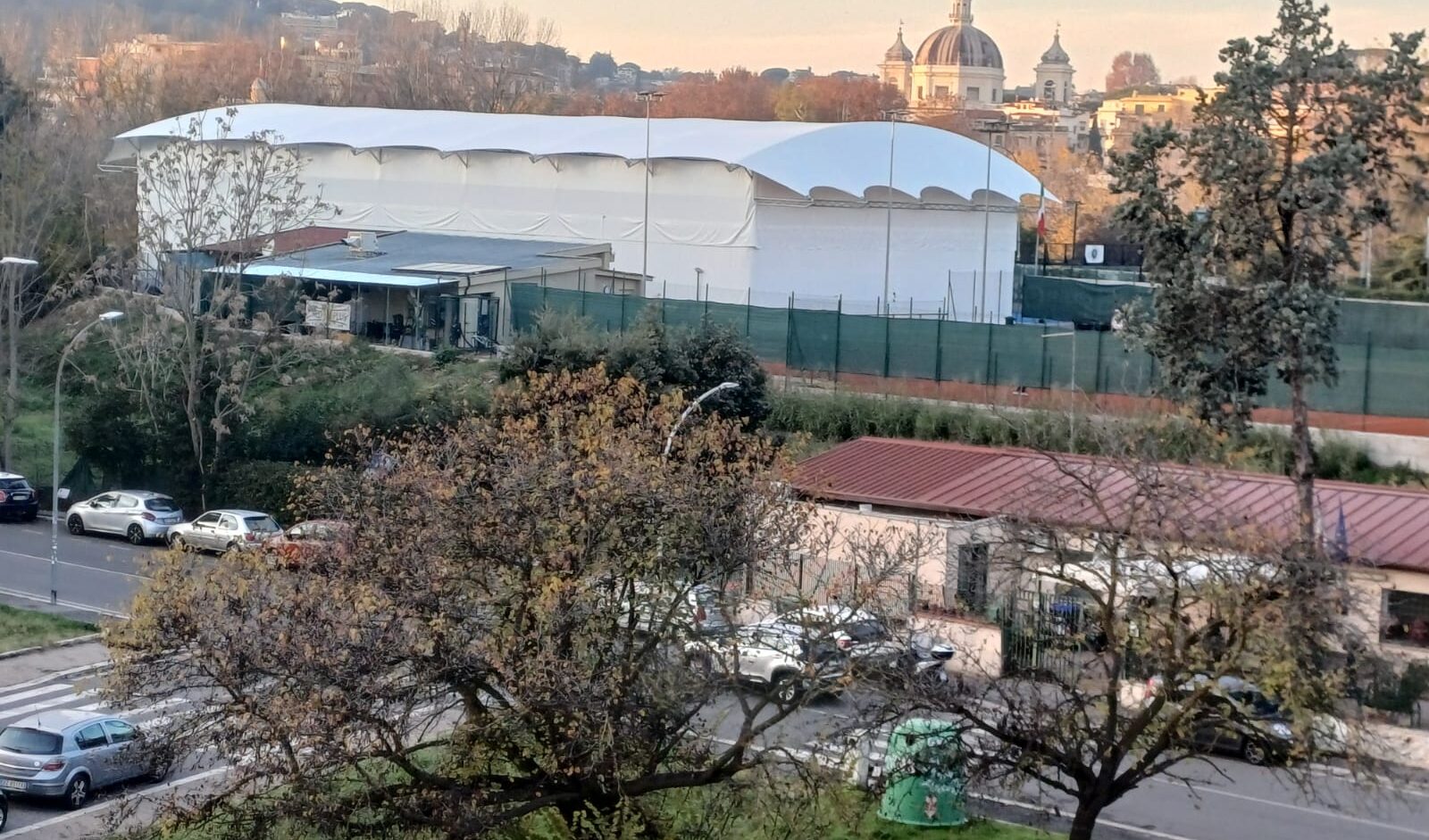 Roma soffocata da gazebo, piattaforme e coperture sportive: la nuova espansione selvaggia che altera lo skyline storico