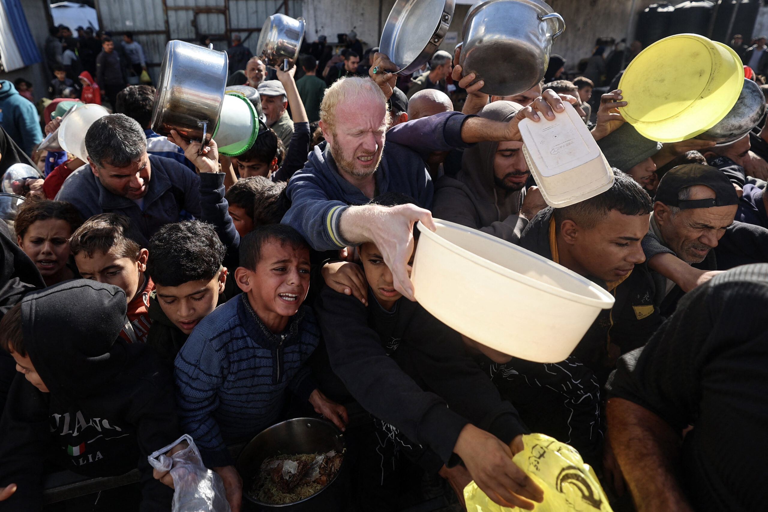 Israele spara su una scuola adibita a rifugio per sfollati: uccisi sei civili a Gaza, tra loro un neonato