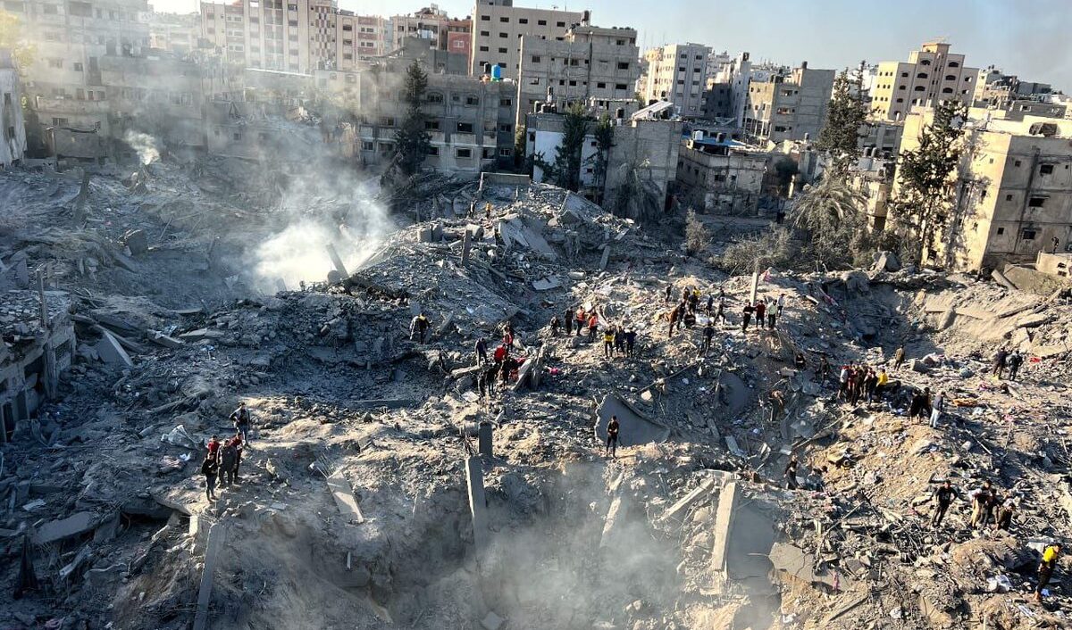 Gaza, Israele bombarda una tenda che ospitava sfollati: uccisa una bambina di 5 anni e suo zio Gaza, Israele bombarda una tenda che ospitava sfollati: uccisa una bambina di 5 anni e suo zio