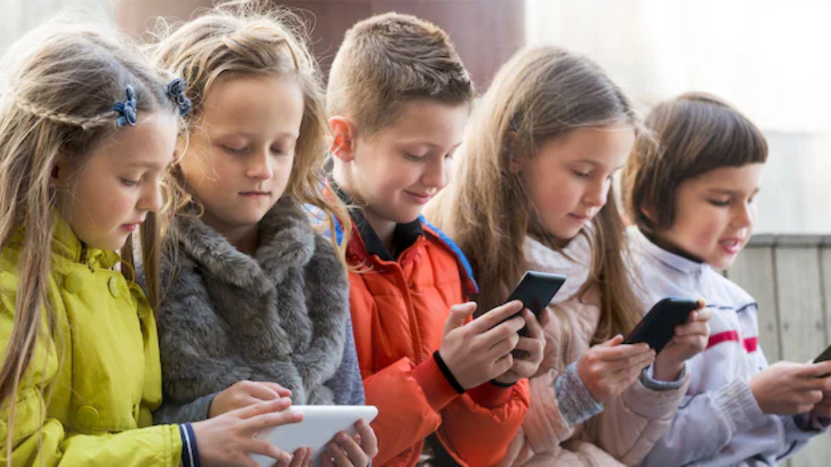 Francia verso lo stop ai social per i minori di 15 anni: primo s&igrave; dell&rsquo;Assemblea