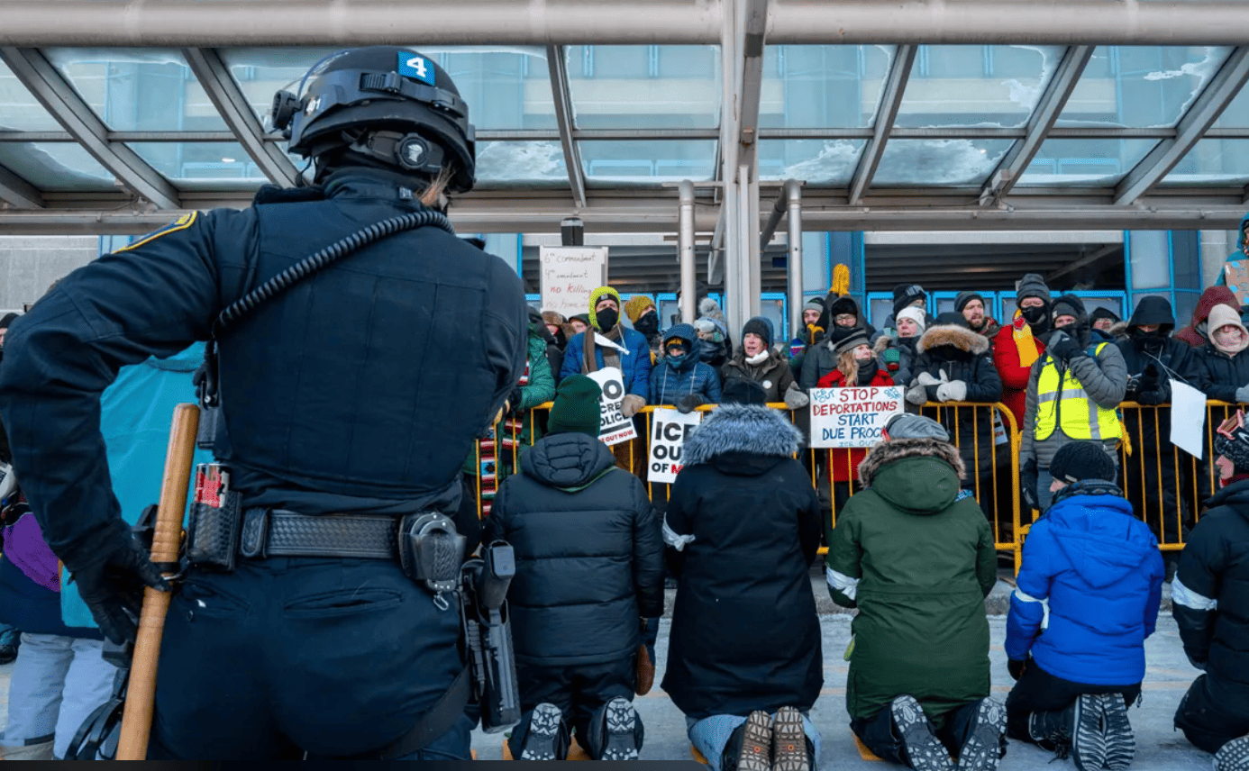 Trump il repressore: arrestati 100 religiosi che protestavano pacificamente contro le deportazioni