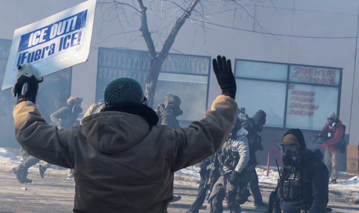 Minneapolis, rabbia dopo l'ennesimo assassinio dell'Ice: "Venite qui e ci sparate in faccia"