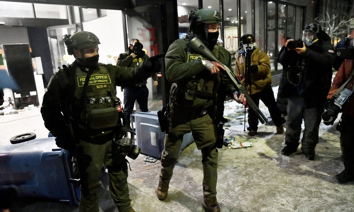 Un giudice valuter&agrave; se fermare la stretta repressiva Ice sull&rsquo;immigrazione in Minnesota dopo due uccisioni