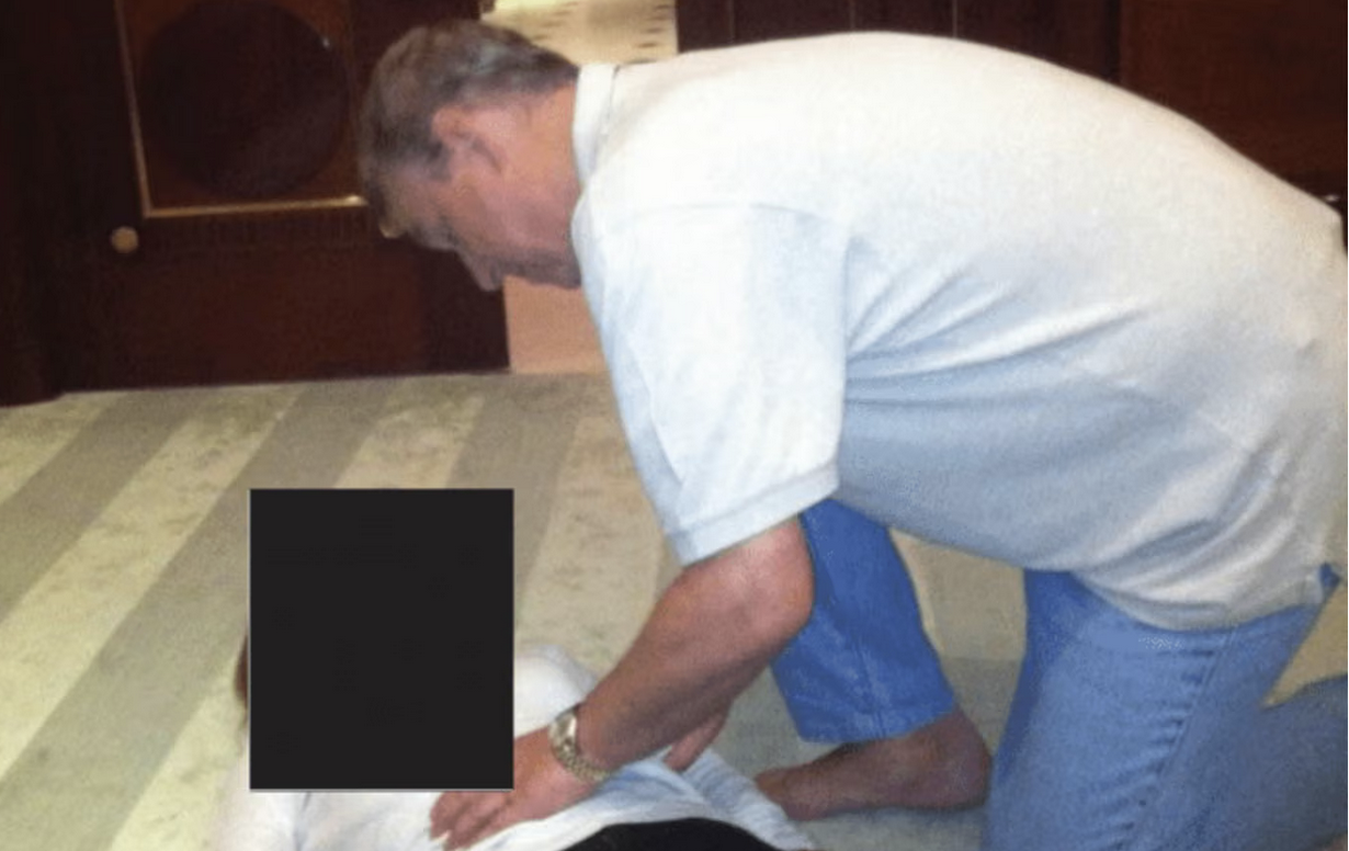 Nuovi file su Epstein mostrano Andrew in ginocchio accovacciato sopra una donna