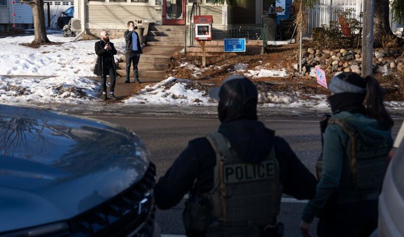 Agenti Ice feriscono un immigrato: dicevano di essere stati aggrediti ma i video li smentiscono Agenti Ice feriscono un immigrato: dicevano di essere stati aggrediti ma i video li smentiscono