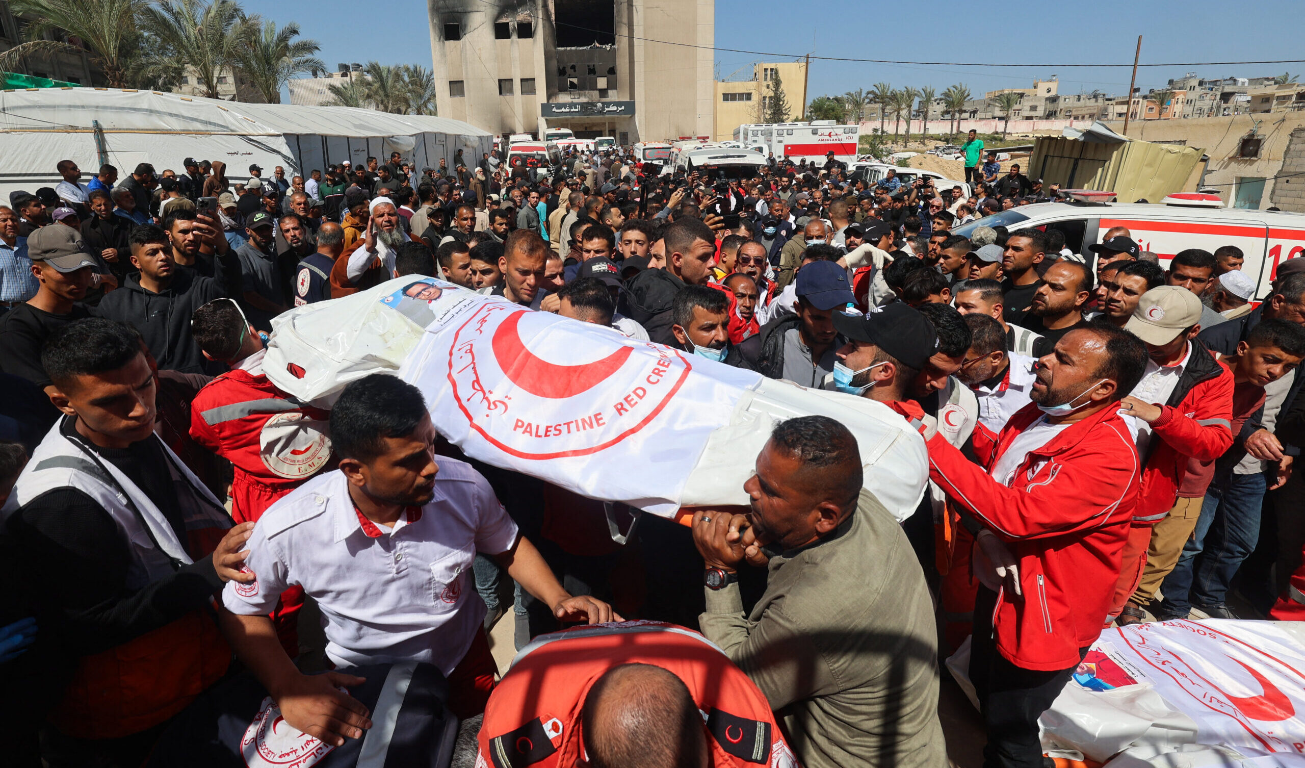 Strage a Gaza: inchiesta accusa gli israeliani di aver colpito un convoglio di soccorso e giustiziato i sopravvissuti Strage a Gaza: inchiesta accusa gli israeliani di aver colpito un convoglio di soccorso e giustiziato i sopravvissuti