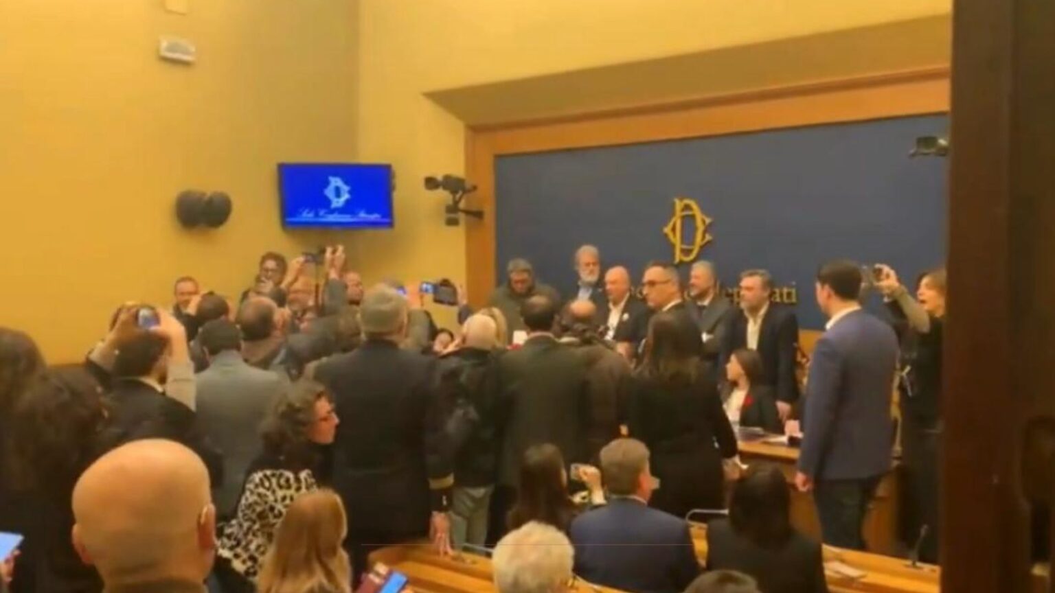 Niente convegno fascista sulla remigrazione in Parlamento: la legge Mancino vieta l'odio razzista