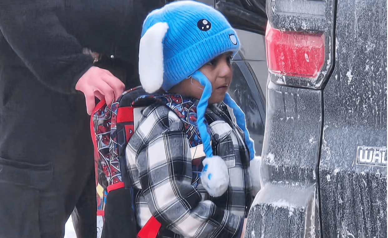 Bambino di 5 anni arrestato dall’Ice: giudice ordina il rilascio immediato con il padre