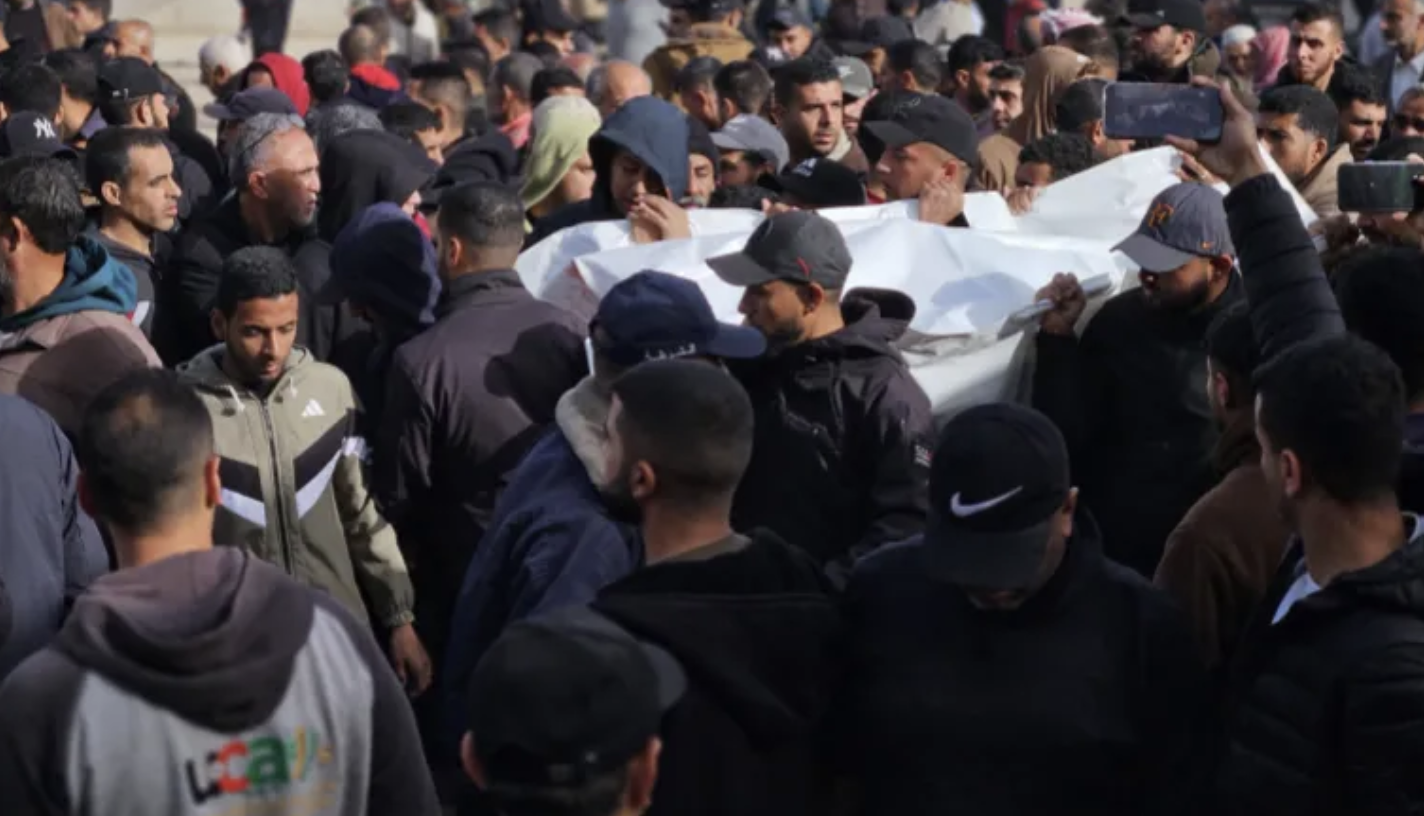 Gaza, il massacro non si ferma: Israele uccide 12 palestinesi in una serie di attacchi aerei