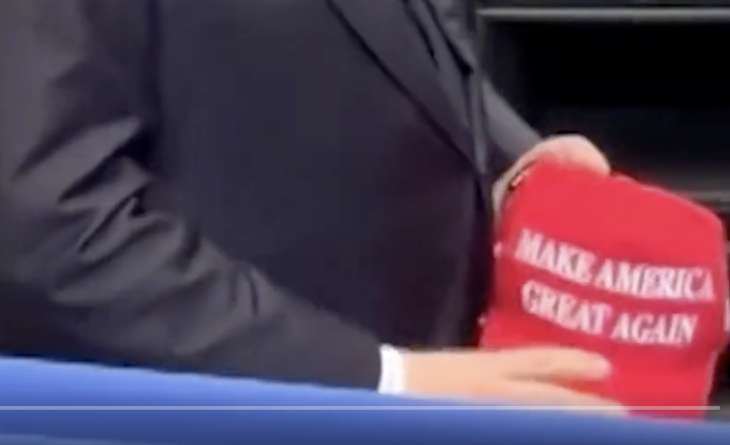 Malinconia Tajani, il ministro imbucato con il cappellino Maga simbolo del vassallaggio politico