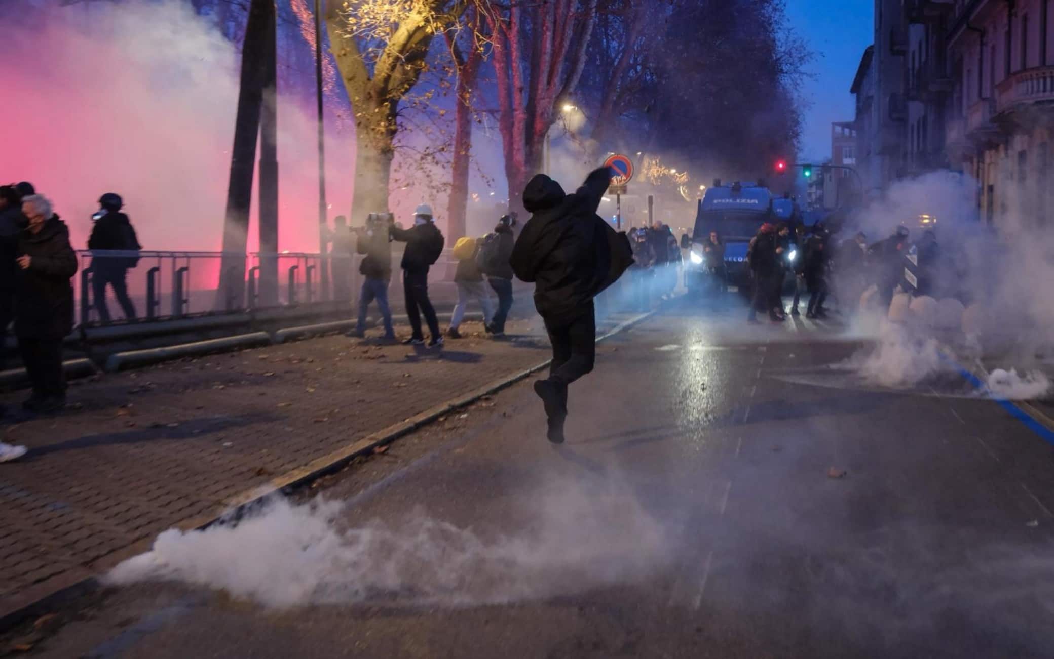 Torino, la denuncia di due studenti: "Noi lontani dagli scontri pestati dai poliziotti senza che avessimo fatto nulla"
