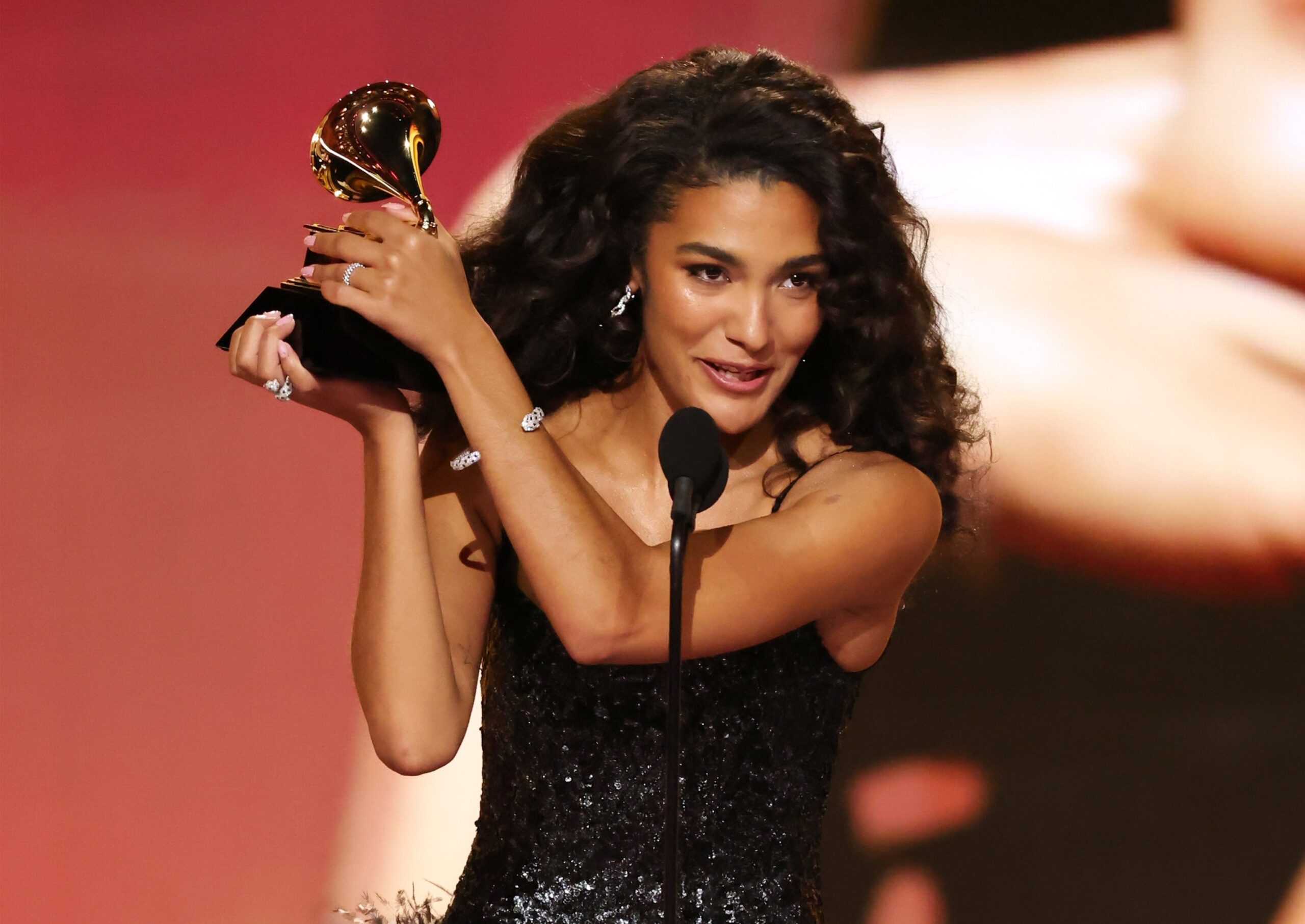 Grammy Awards 2026: Bad Bunny e Olivia Dean vincono e esprimono sostegno agli immigrati