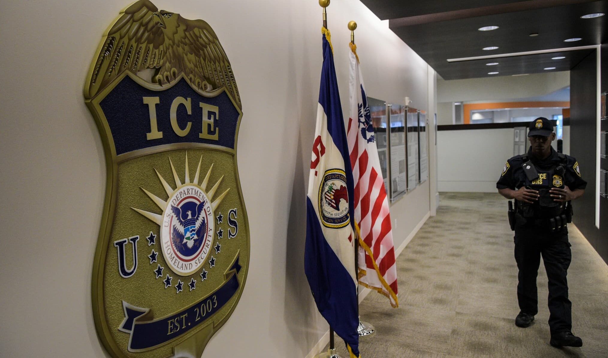 Trump dà all'Ice più poteri per arrestare rifugiati anche se entrati legalmente negli Stati Uniti