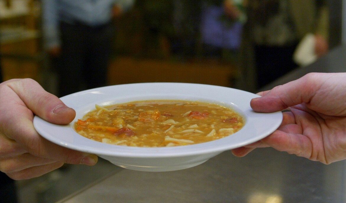 Immigrati anziani in Italia: come l’invecchiamento della popolazione migrante sfida sanità, lavoro e welfare