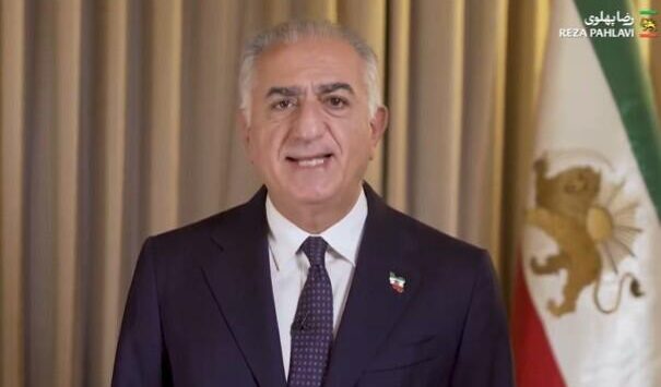 Iran, il figlio dello Scià spera di poter tornare in sella con le bombe di Trump e lancia un appello