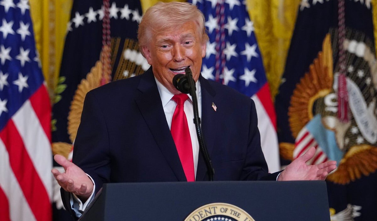 Trump vuole trascinare la Nato nella sua guerra: "futuro negativo se non mi aiutano nello Stretto di Hormuz"