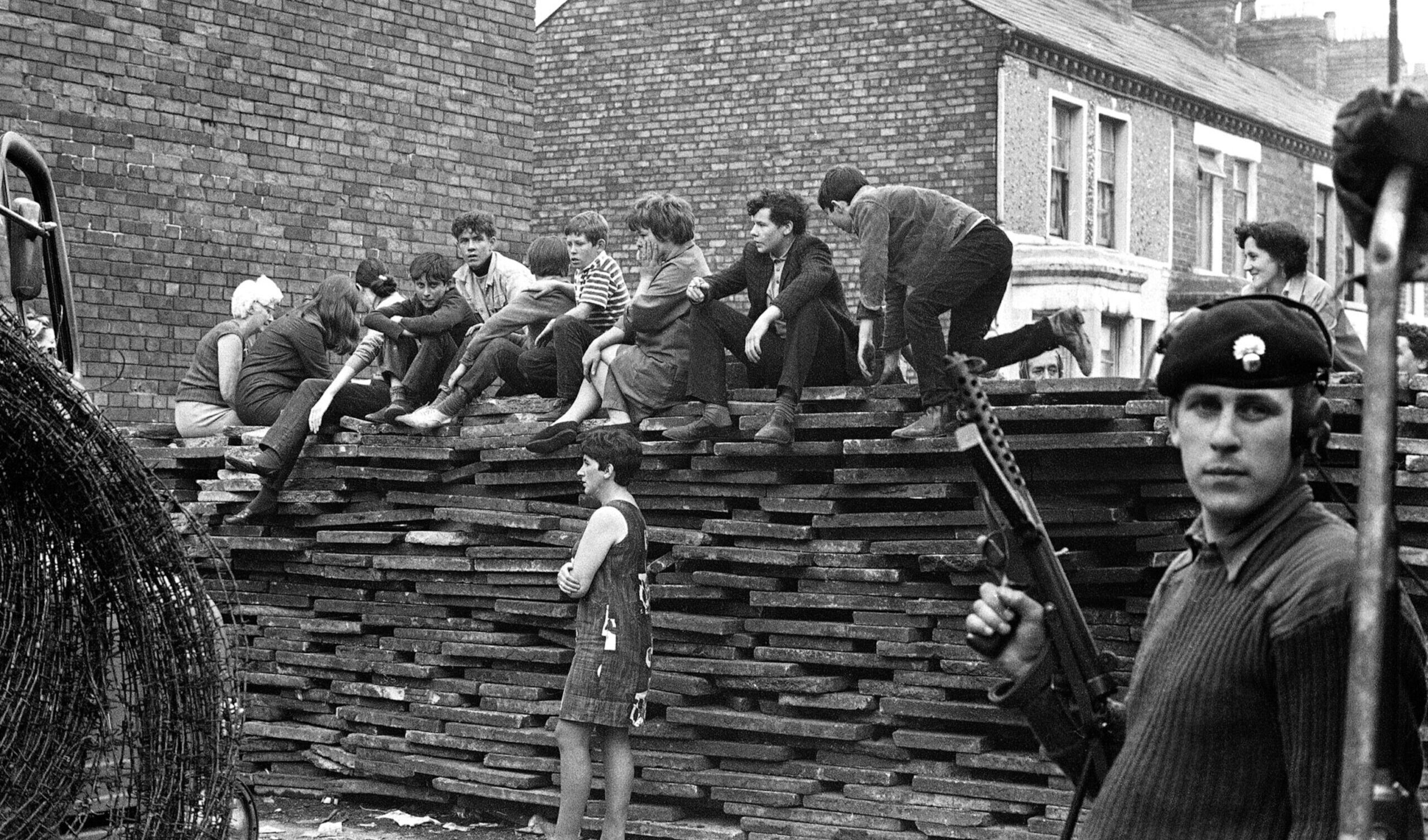 Belfast in guerra, l&rsquo;infanzia ferita: nel romanzo di Paul McVeigh crescere tra povert&agrave;, Ira e sogni americani