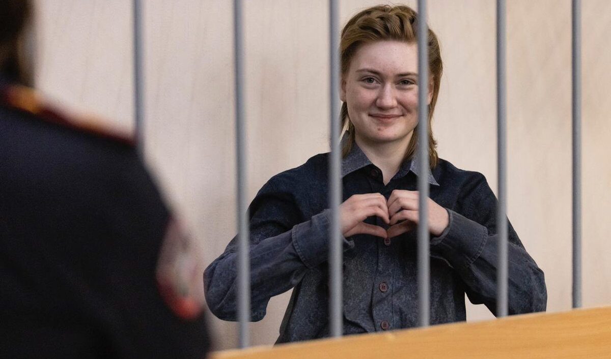 Liberata dopo due anni di cella la dissidente russa Daria Kozyreva: condannata per una poesia ucraina