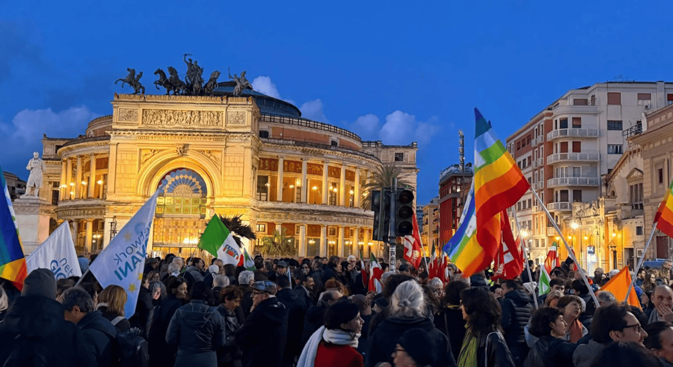 No pasar&aacute;n! Le belle bandiere tornano a sventolare