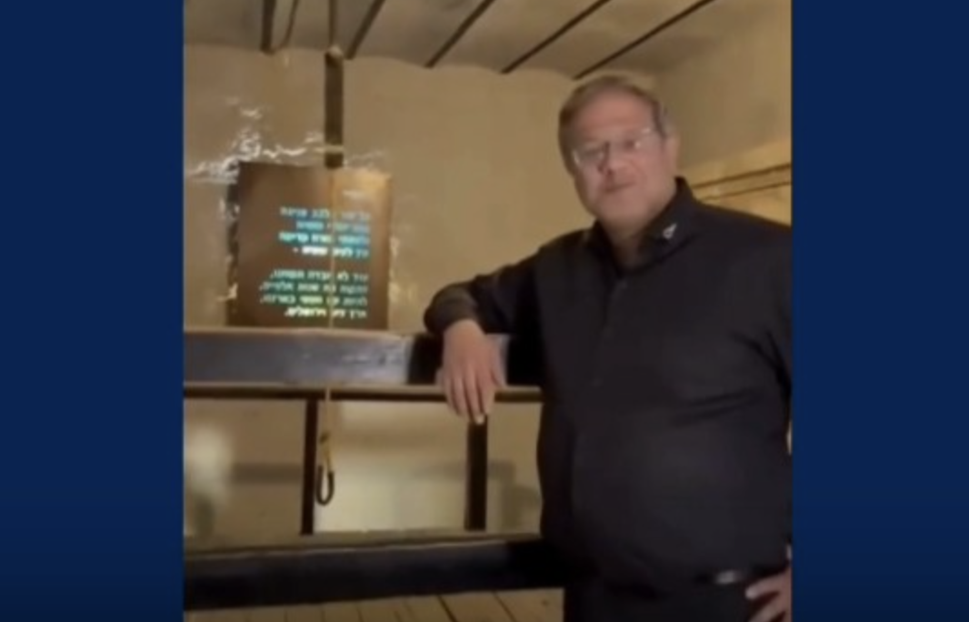 Ben Gvir e il selfie davanti al patibolo: l'orrida immagine che mostra cosa &egrave; diventato Israele