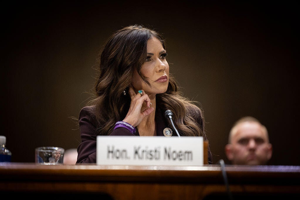 Trump licenzia la segretaria della sicurezza Kristi Noem: una esaltata diventata scomoda anche per Donald