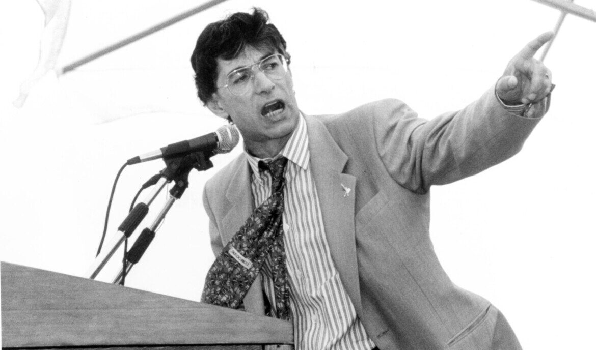Umberto Bossi e la politica 'celodurista' che sdoganò linguaggi xenofobi e insulti