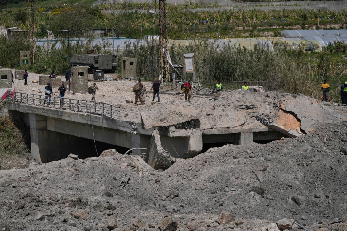 Libano, l’esercito israeliano avverte: “Non tornate nei villaggi del sud vicino al confine”
