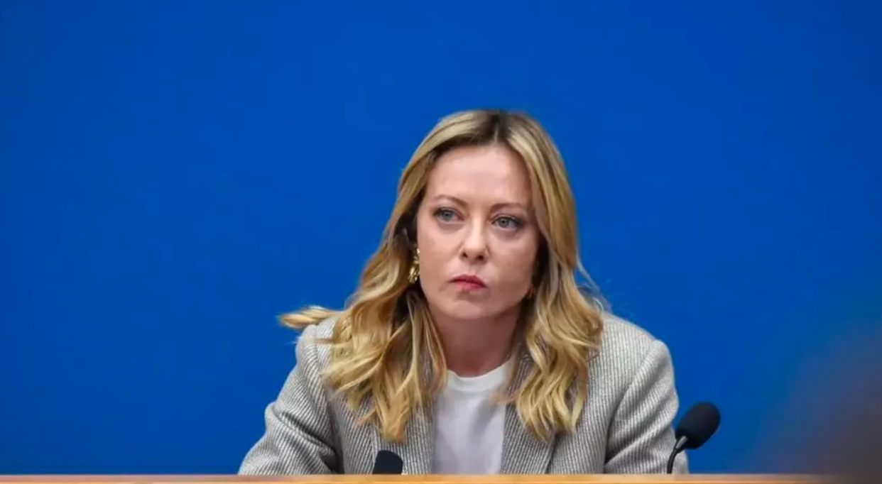 Giorgia Meloni contro i giornali: la premier attacca sul pentito dei Senese ma tace sul pass Fdi in Parlamento