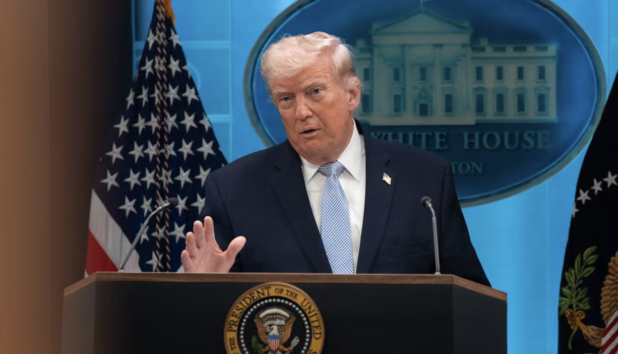 Trump ferma i bombardamenti sull&rsquo;Iran: tregua di due settimane mediata dal Pakistan riapre lo stretto di Hormuz