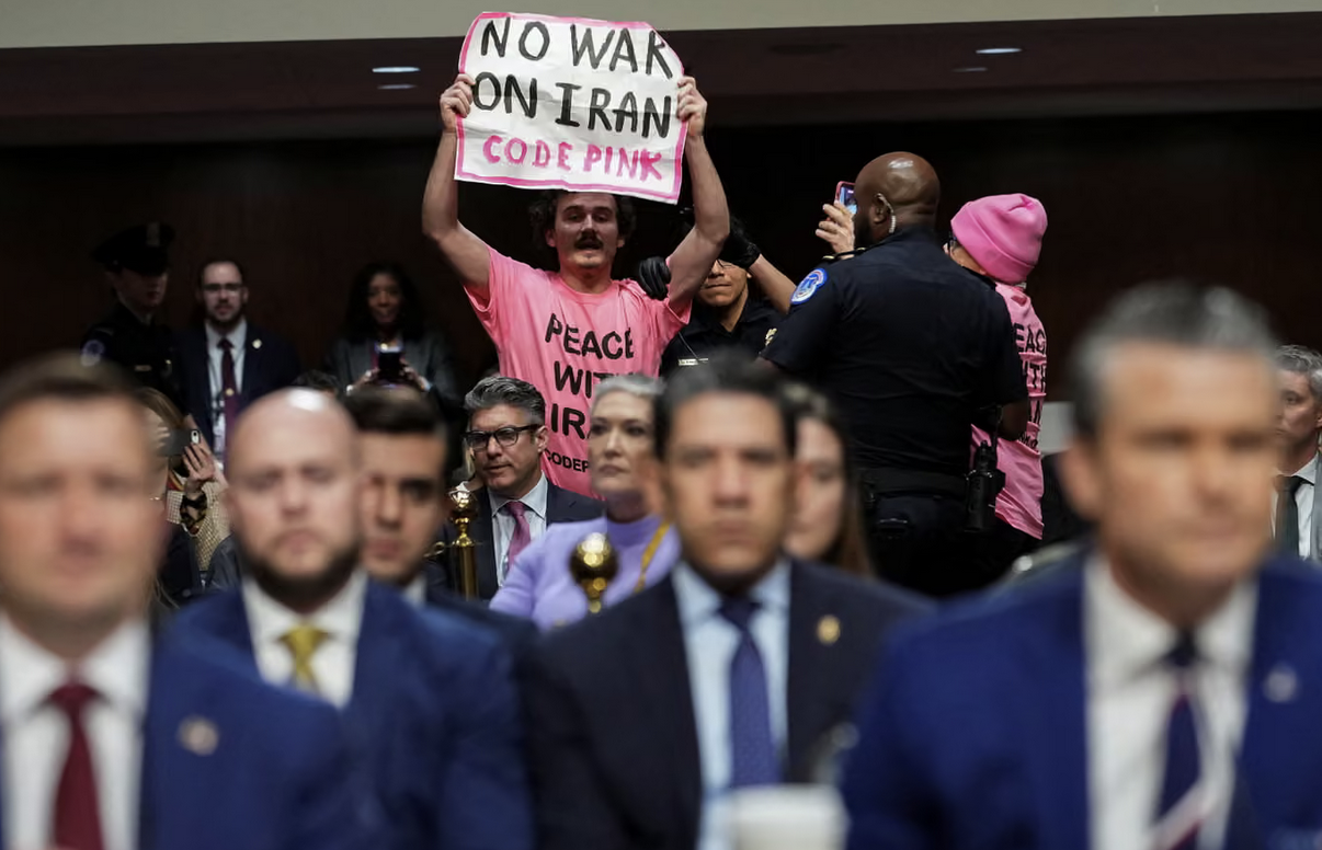 Scontro al Senato sulla guerra all’Iran: proteste in aula e duro attacco dei Democratici a Hegseth