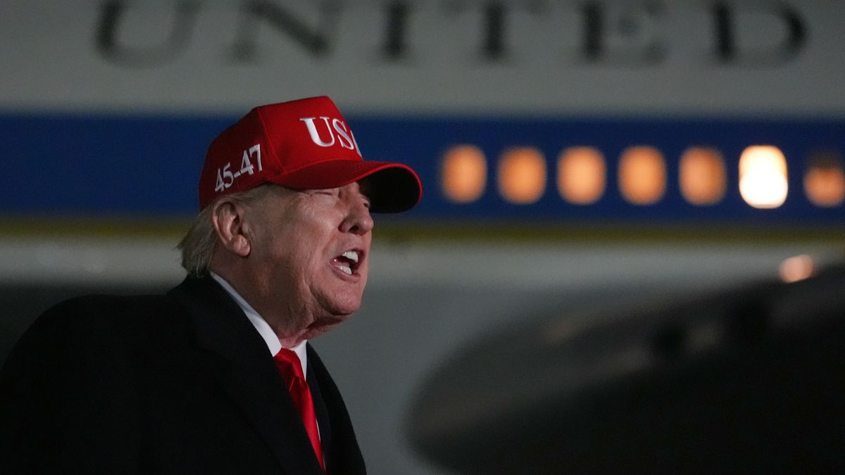 Trump, delirio senza precedenti contro Papa Leone: "&Egrave; terribile, non deve criticarmi"