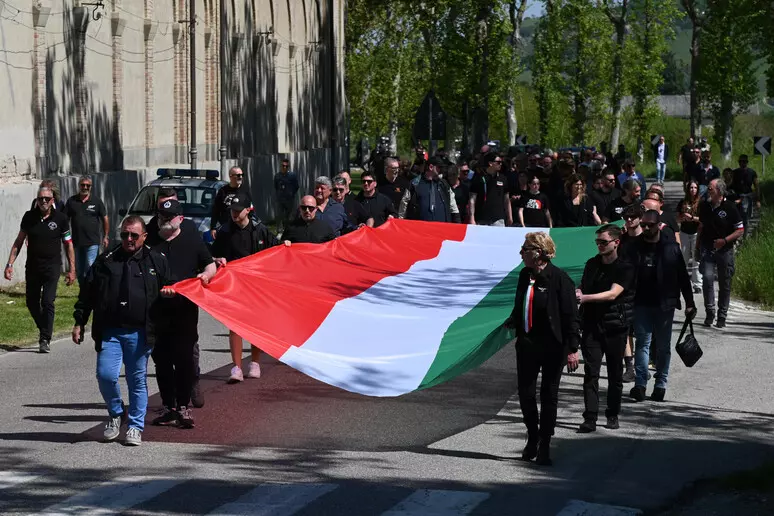 A Predappio i fascisti commemorano Mussolini, elogiano la criminale repubblica di Salò e falsificano la storia