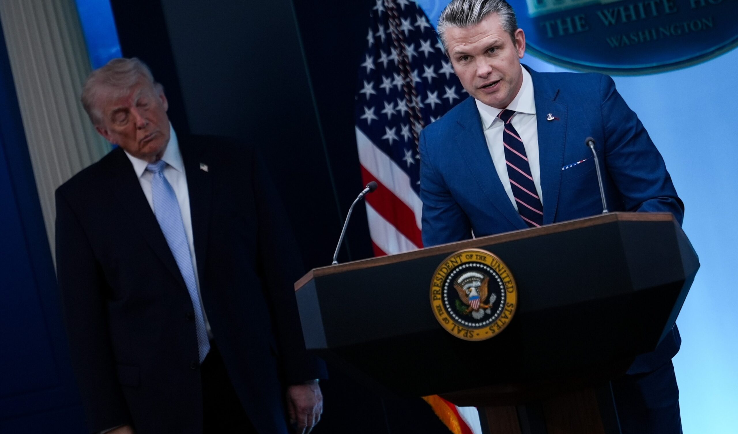 Trump minaccia di 'radere al suolo' l'Iran se non accetter&agrave; le sue condizioni: scenario da crimini di guerra