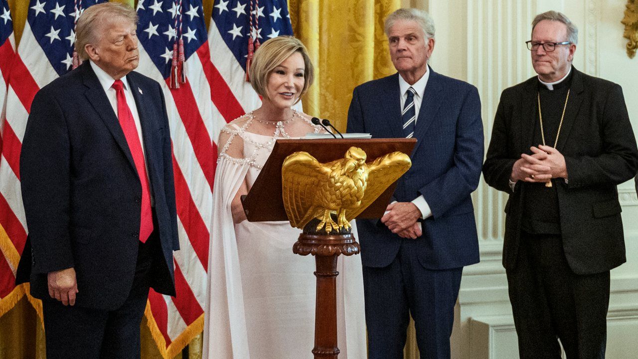 "Trump come Gesù": alla Casa Bianca il servilismo verso il capo megalomane diventa blasfemia